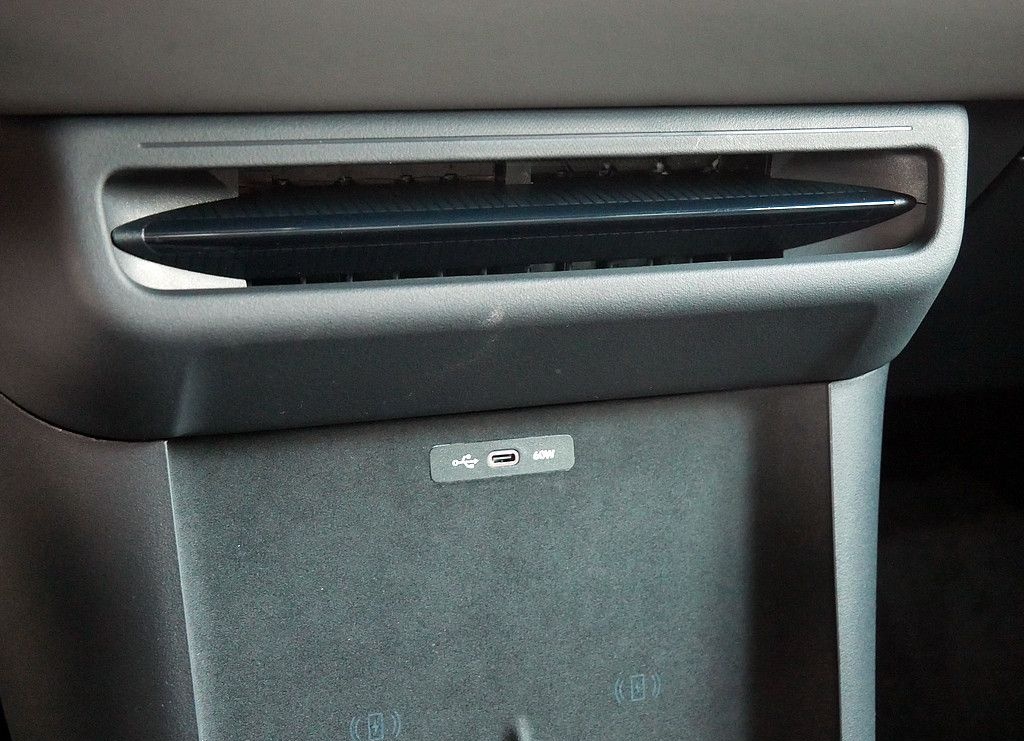 Lynk&Co 02 200 kW More KAMERA NAVI W-LAN ACC LED PANO foto 21