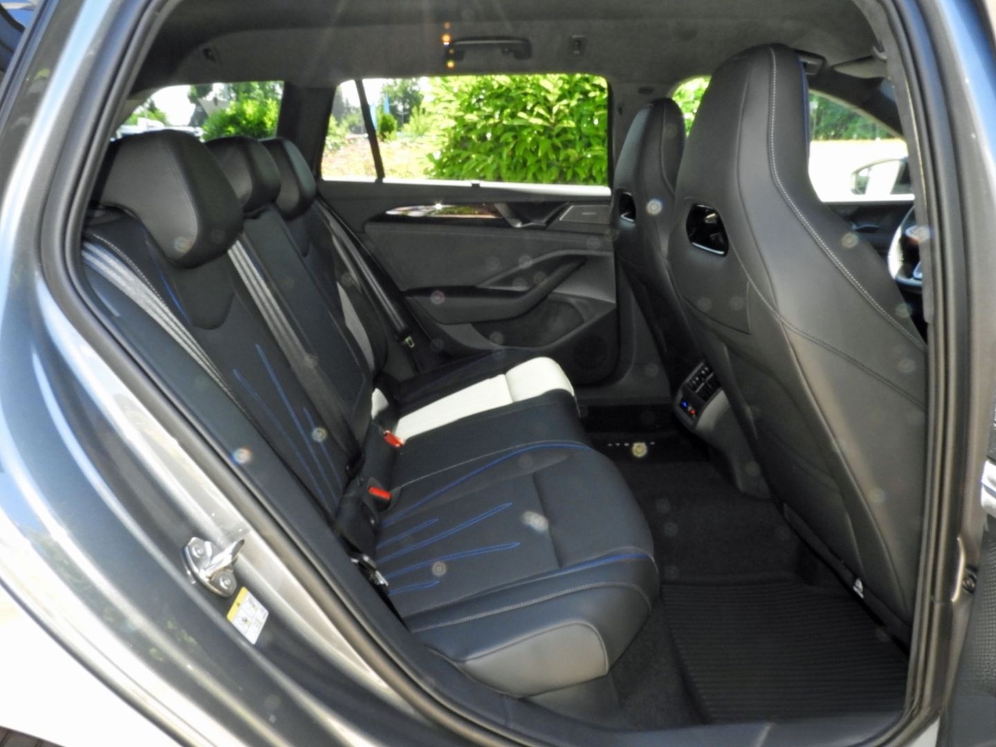 Volkswagen Passat R-Line 2.0TDI 4M DSG SIGNATURE STDHZG VOL foto 8