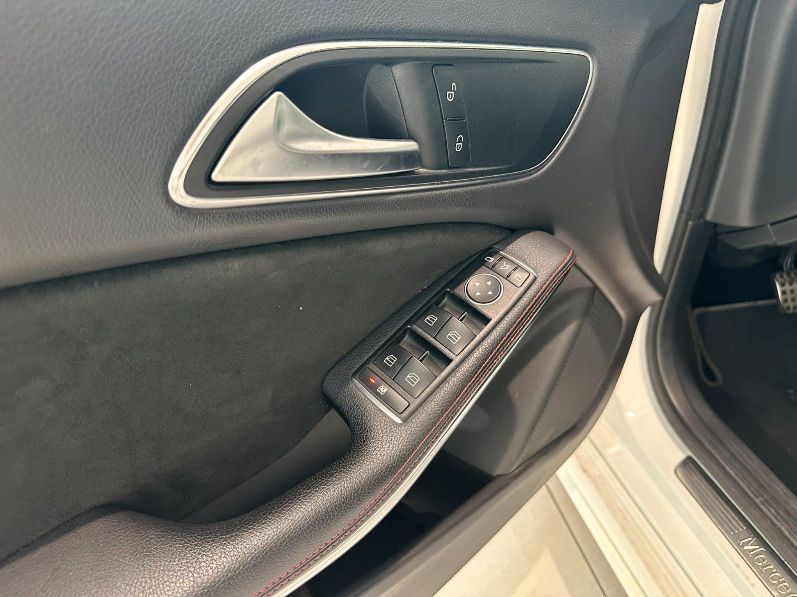 Mercedes-Benz CLA 180 SB AMG-LINE/NAVI/LED/LEDER/PANO/SHZ foto 6