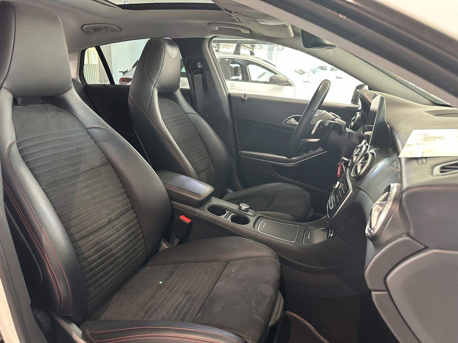 Mercedes-Benz CLA 180 SB AMG-LINE/NAVI/LED/LEDER/PANO/SHZ foto 8