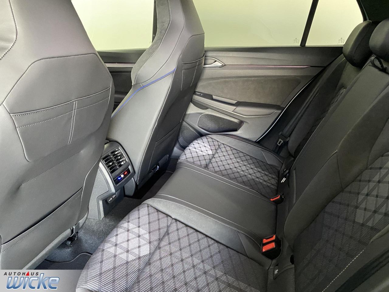 Volkswagen Golf VIII 1.5 eTSI DSG R-Line NAVI KLIMA AHK LED foto 13