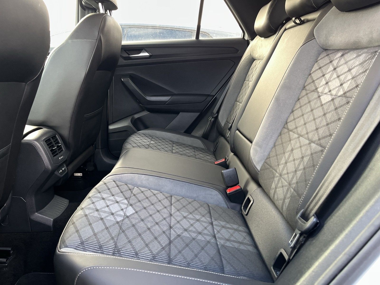 Volkswagen T-Roc 1.0 TSI R-Line Navi LED VC IQ AHK Kam LM18 foto 13