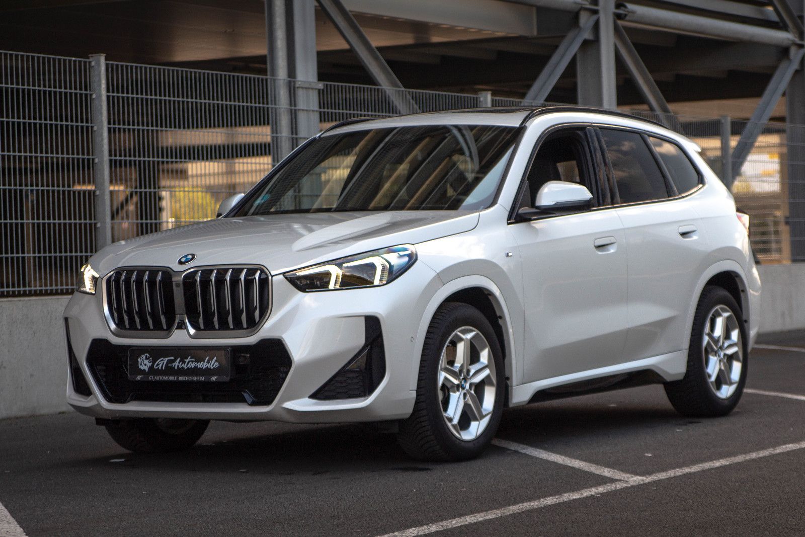 BMW X1 20i sDrive M Sport PANO HUD 360 eSitze h&k foto 5