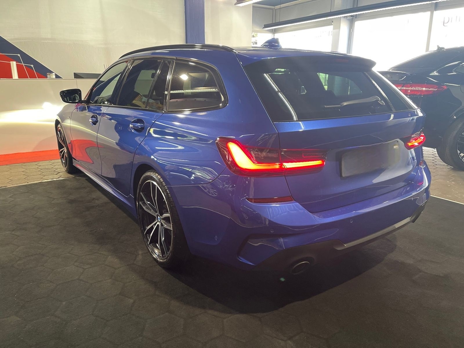 BMW 320d Touring xDrive M Sport /PANO/ Head UP foto 8