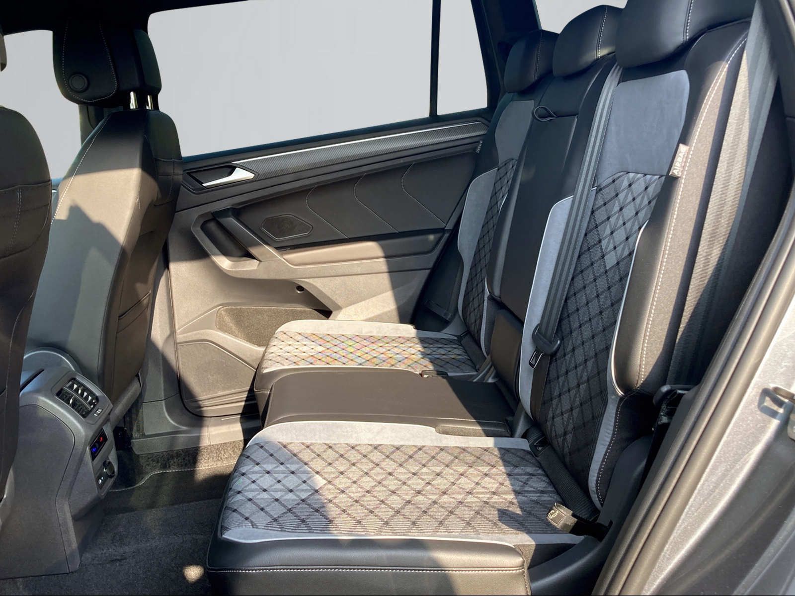 Volkswagen Tiguan Allspace R-Line 2,0 l TDI 4M AHK+PANO+STH foto 10