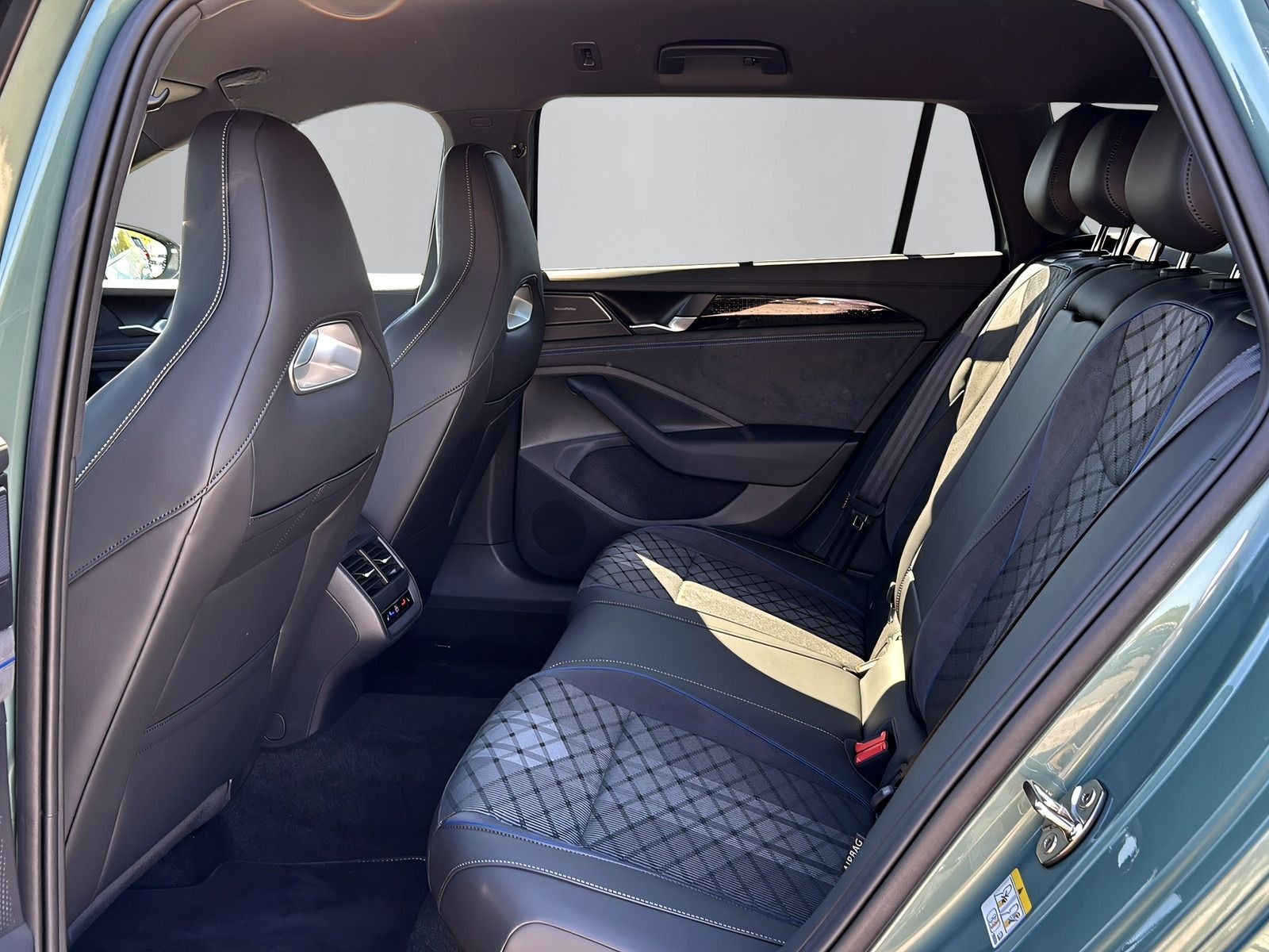 Volkswagen Passat Variant R-Line 2.0TDI DSG 4M +AHK+KAMERA+ foto 12