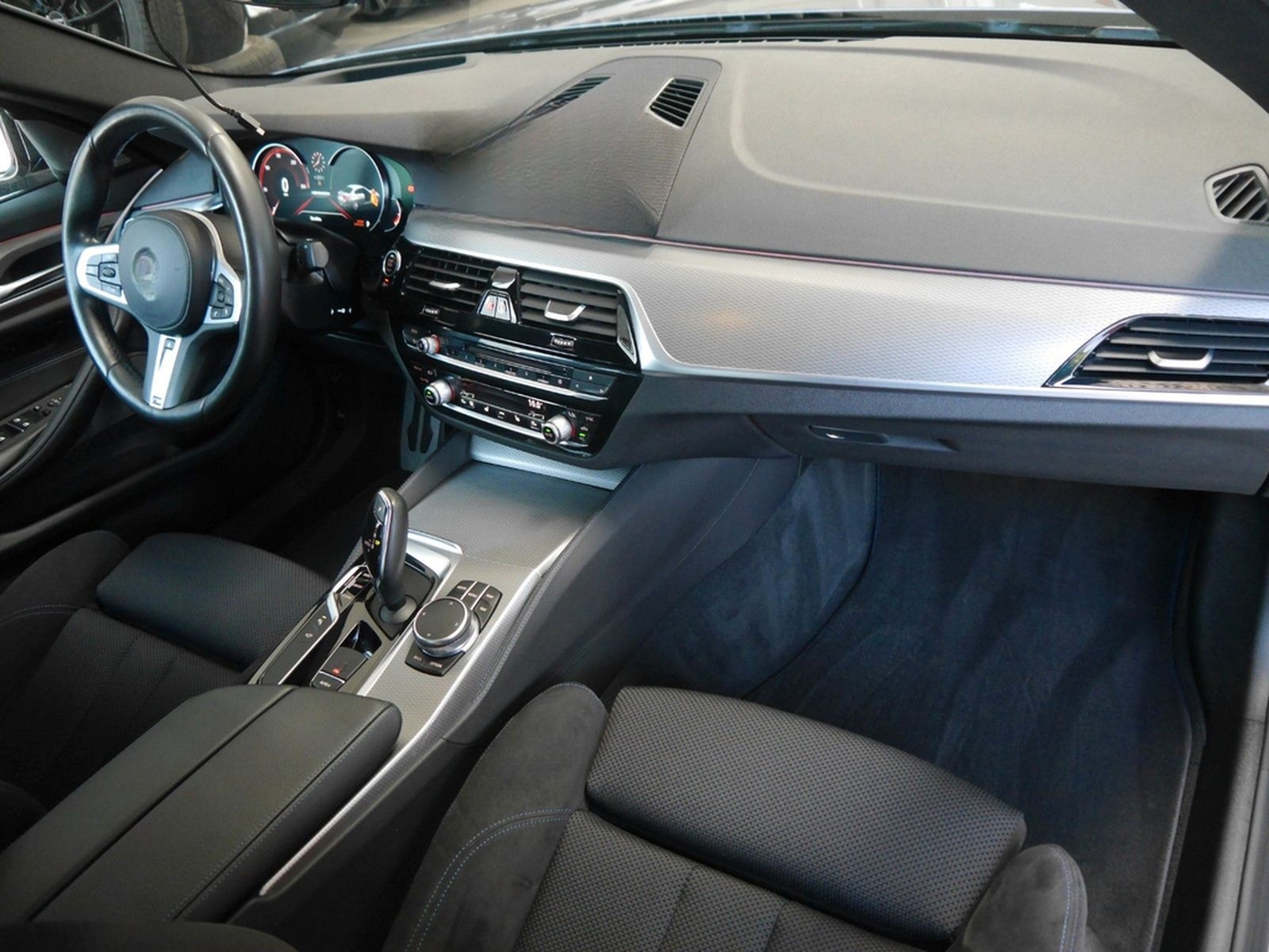 BMW M550i xDrive DIGITACHO HUD 360° H&K 20" STANDH foto 11