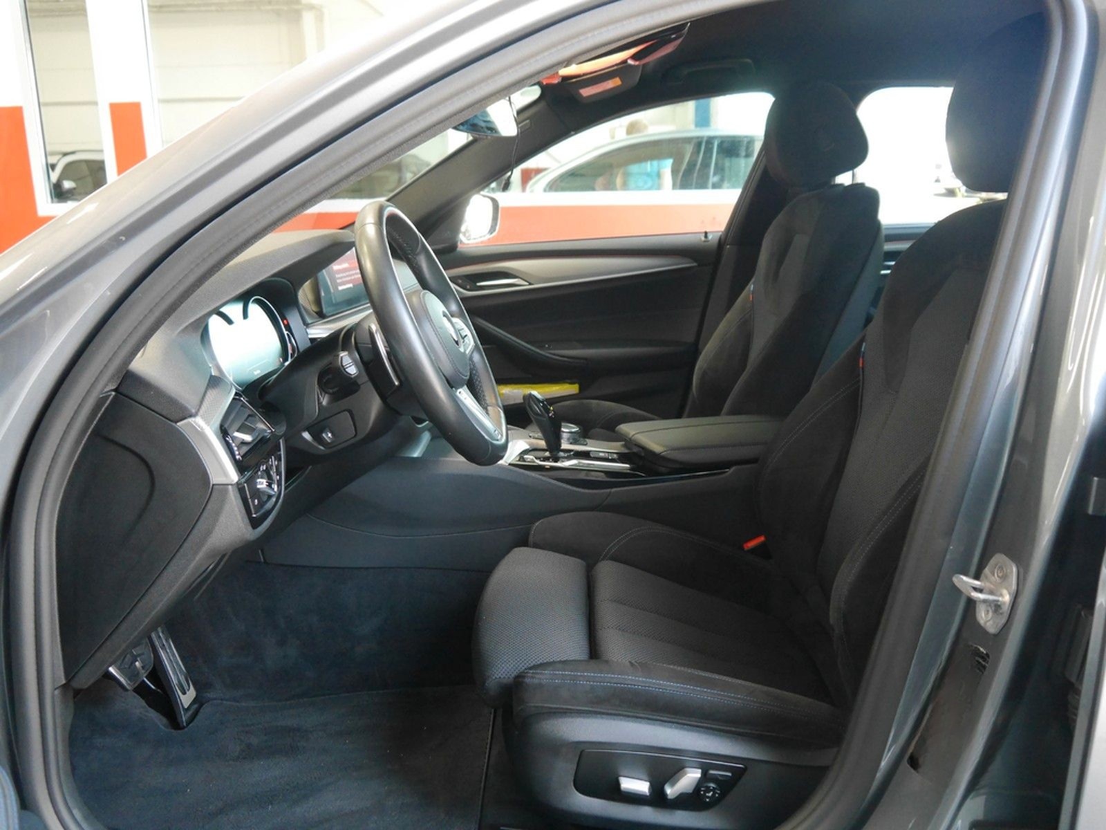 BMW M550i xDrive DIGITACHO HUD 360° H&K 20" STANDH foto 15