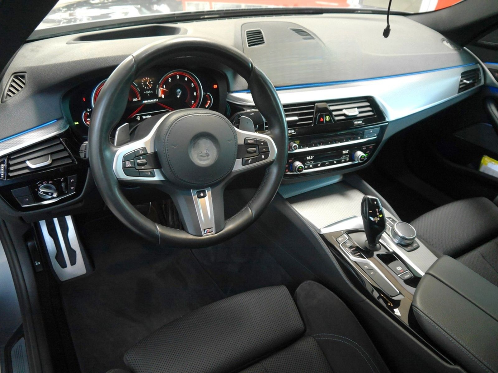 BMW M550i xDrive DIGITACHO HUD 360° H&K 20" STANDH foto 16