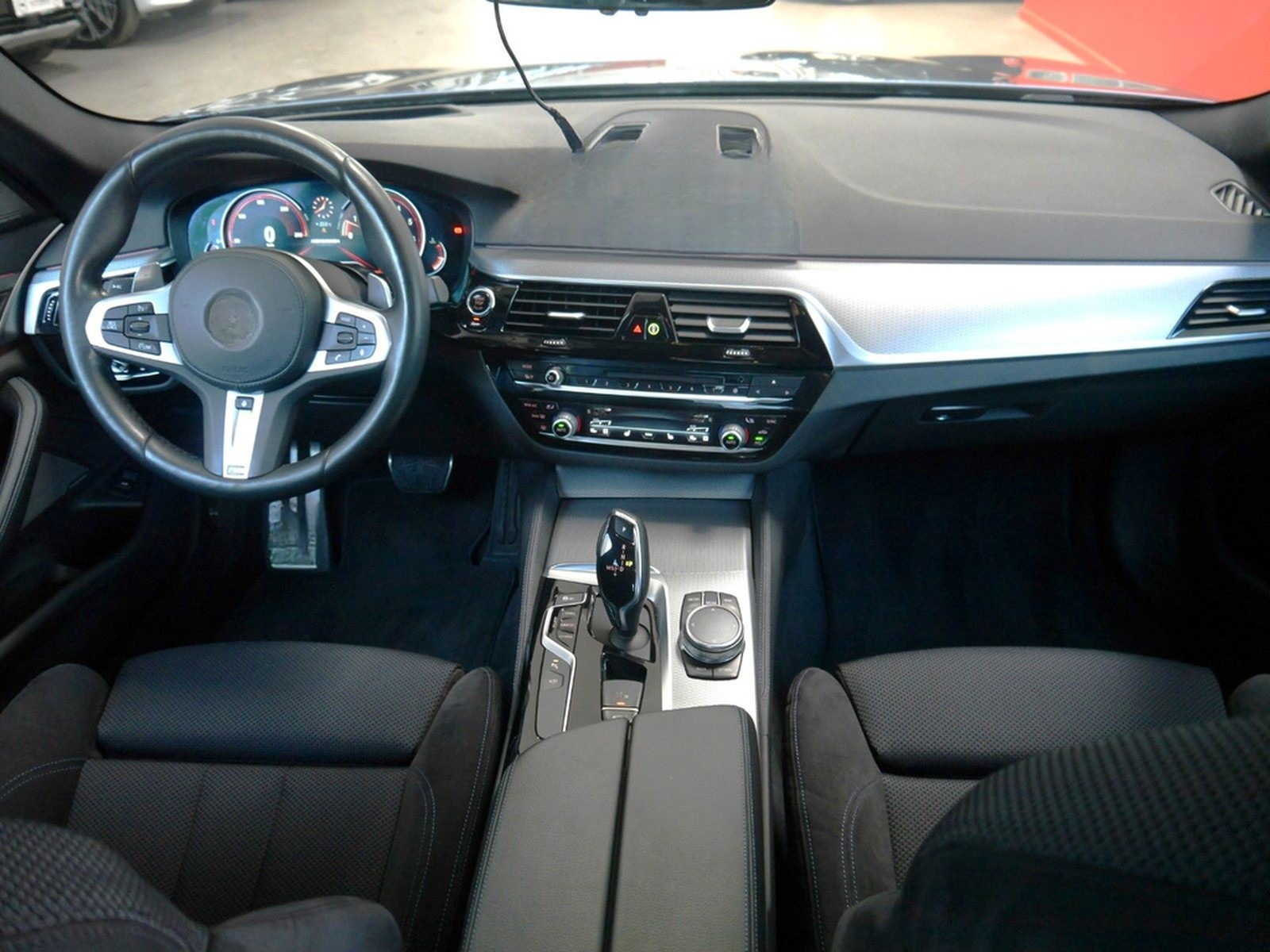 BMW M550i xDrive DIGITACHO HUD 360° H&K 20" STANDH foto 17