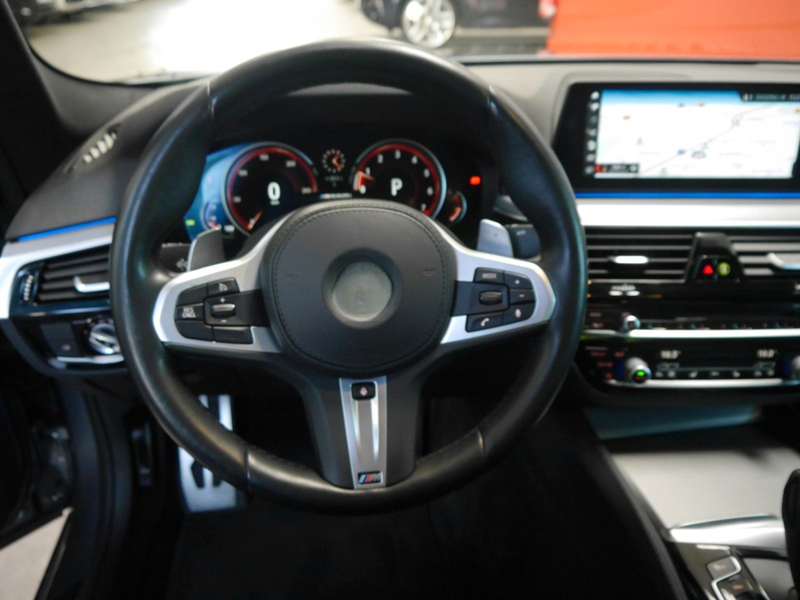 BMW M550i xDrive DIGITACHO HUD 360° H&K 20" STANDH foto 18