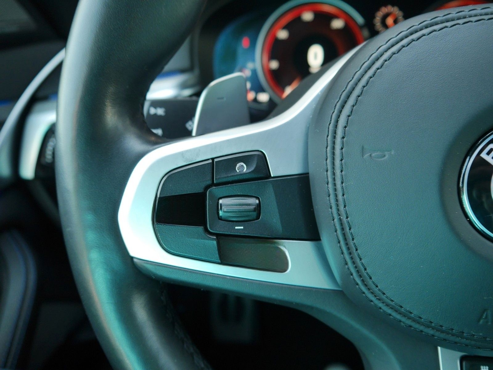 BMW M550i xDrive DIGITACHO HUD 360° H&K 20" STANDH foto 26