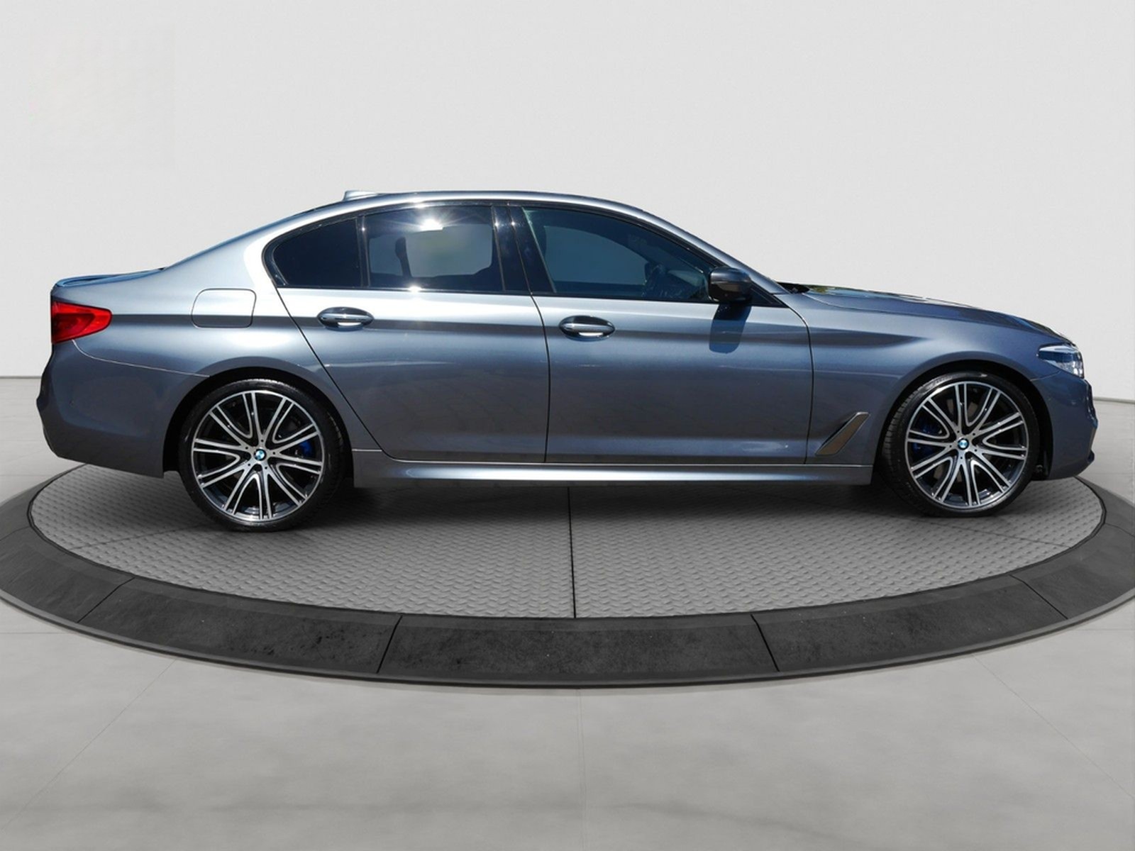 BMW M550i xDrive DIGITACHO HUD 360° H&K 20" STANDH foto 4
