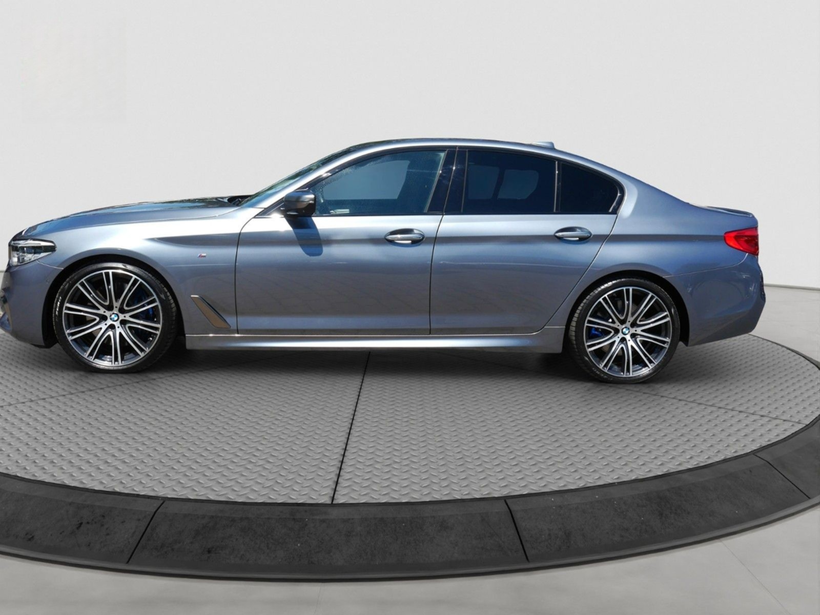 BMW M550i xDrive DIGITACHO HUD 360° H&K 20" STANDH foto 8