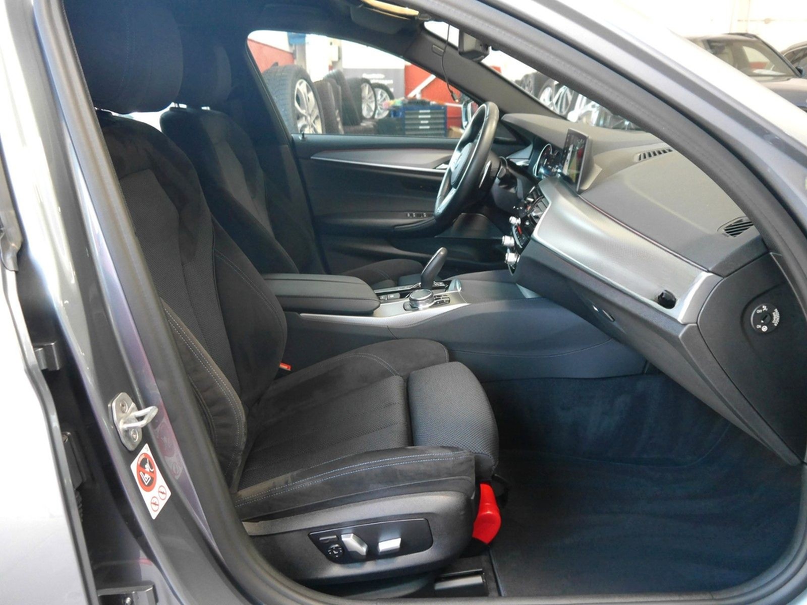 BMW M550i xDrive DIGITACHO HUD 360° H&K 20" STANDH foto 10