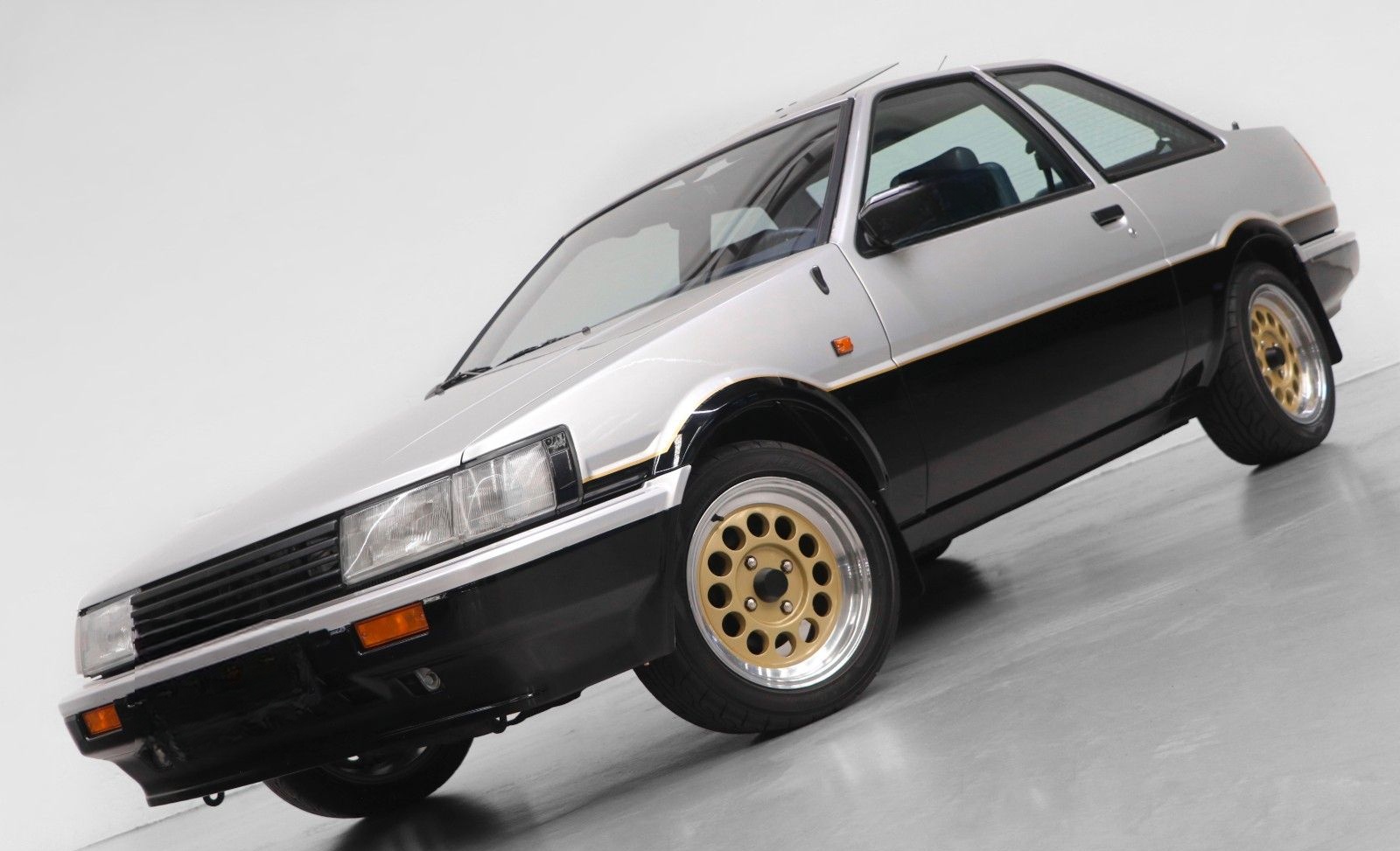 Toyota Corolla GT AE86 1.6 Twin Cam 16 Valves foto 1