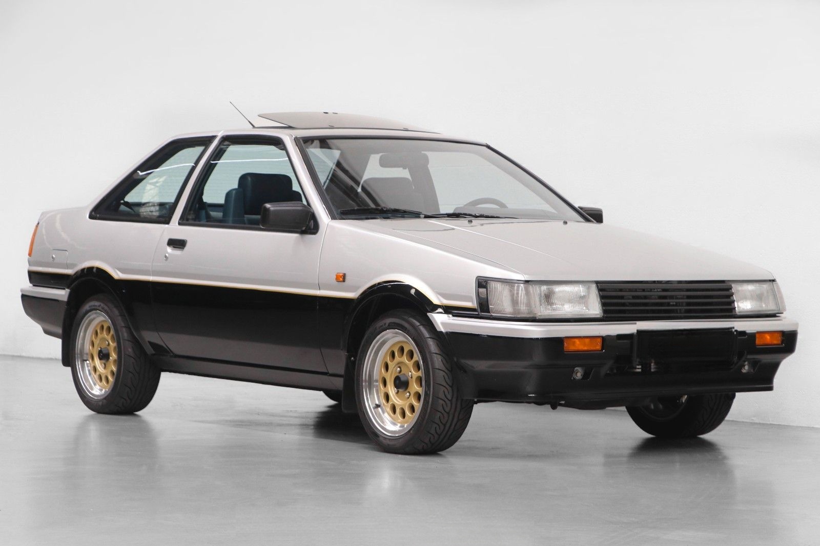 Toyota Corolla GT AE86 1.6 Twin Cam 16 Valves foto 4