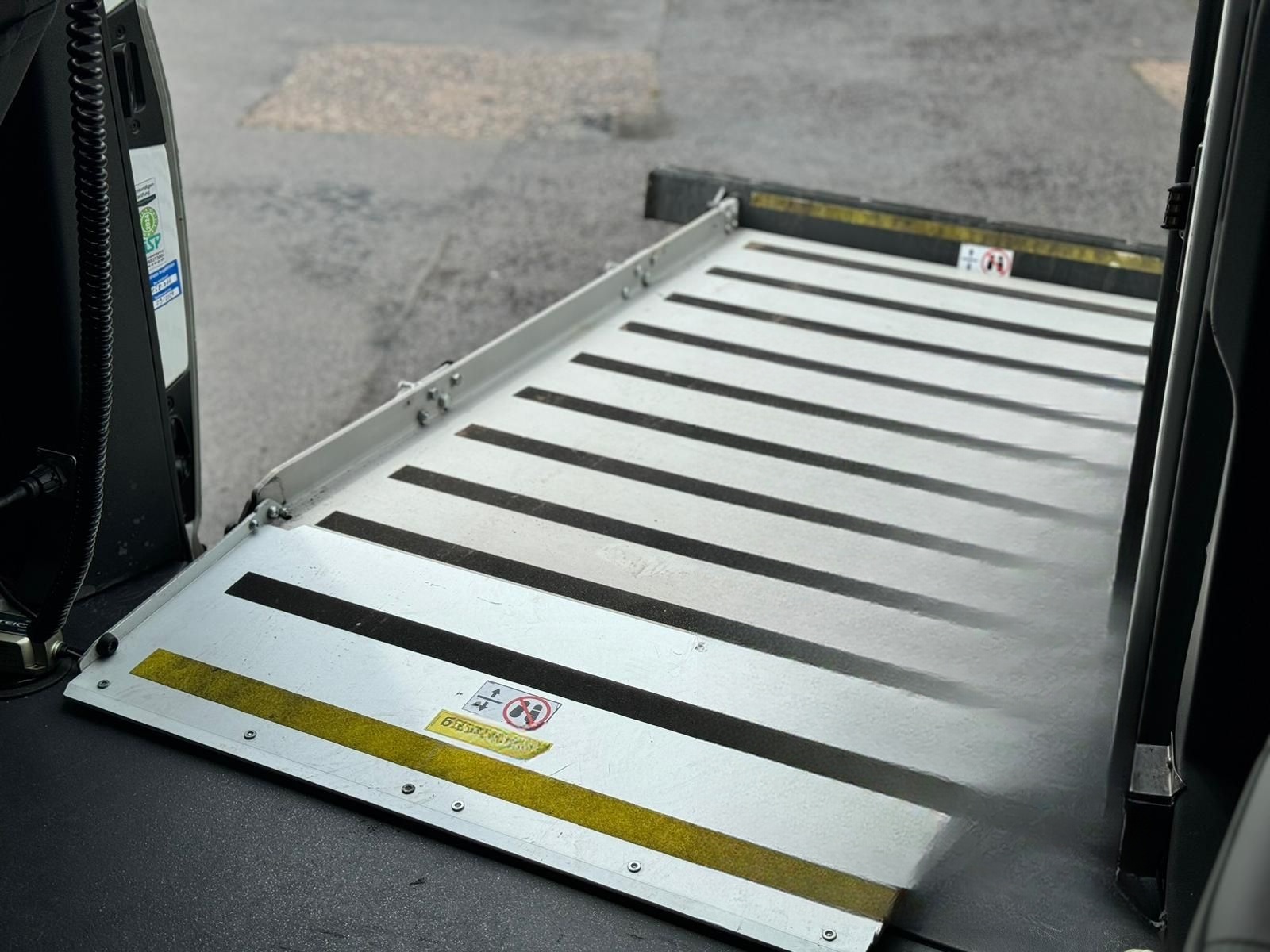 Volkswagen T5 Caravelle behindertengerecht *Rampe* foto 13