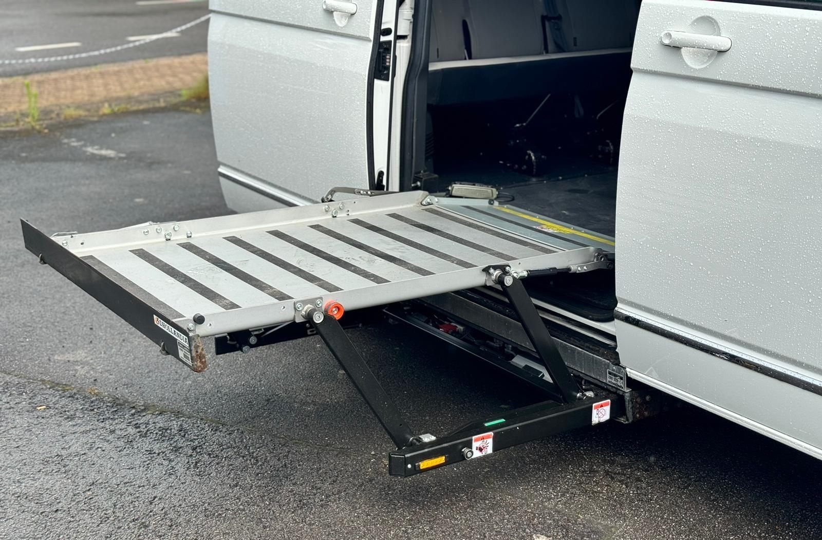 Volkswagen T5 Caravelle behindertengerecht *Rampe* foto 18