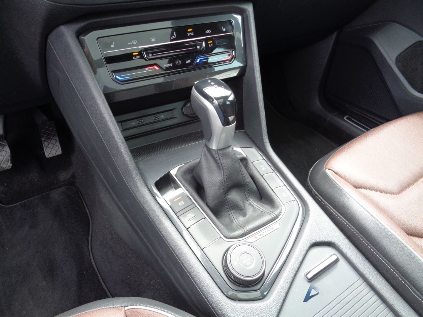 Volkswagen Tiguan Elegance 4Motion 2.0 TDI HUD AHK Panodach foto 12