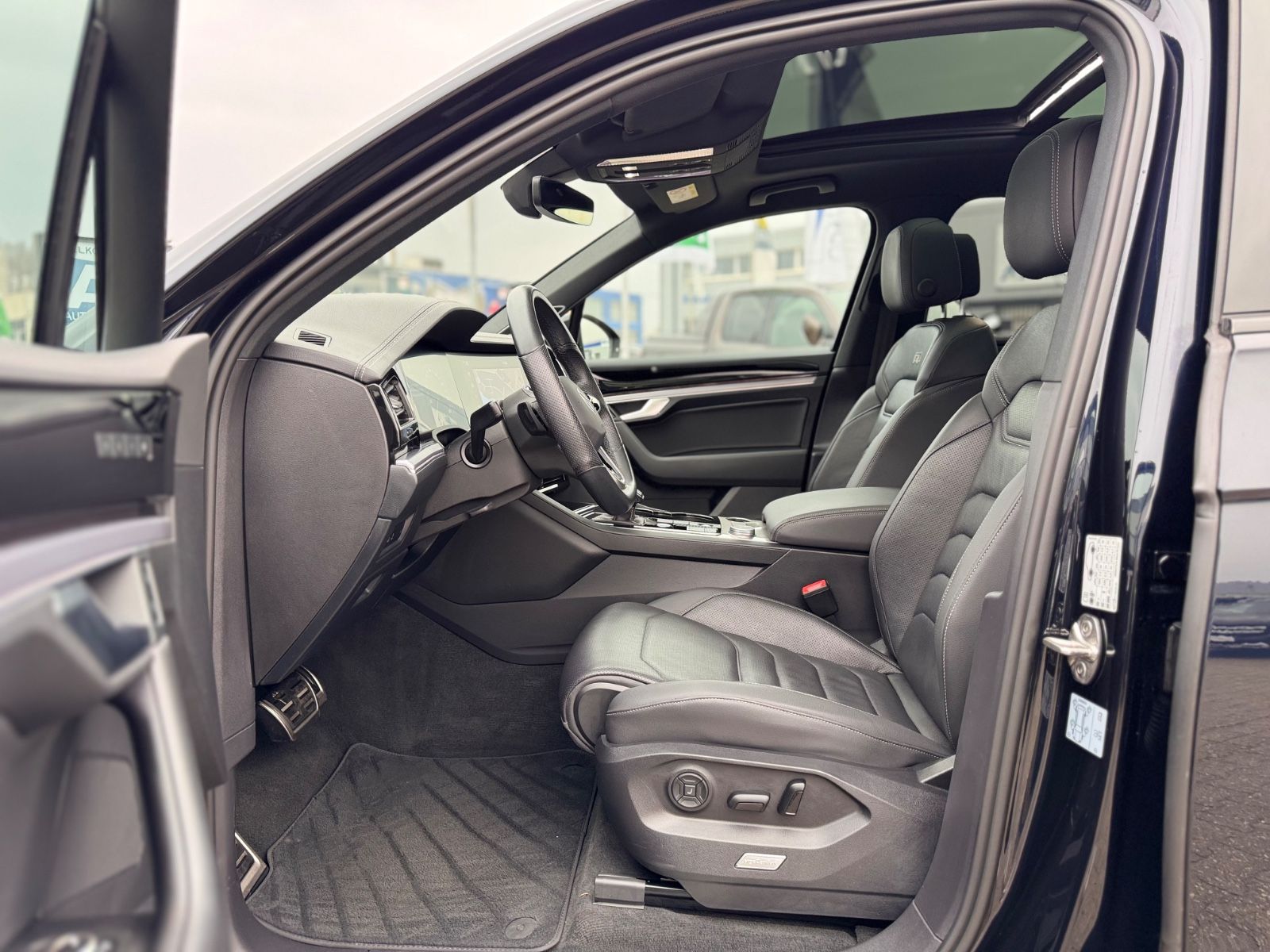 Volkswagen Touareg 3.0 TDI R-Line 4Motion foto 12