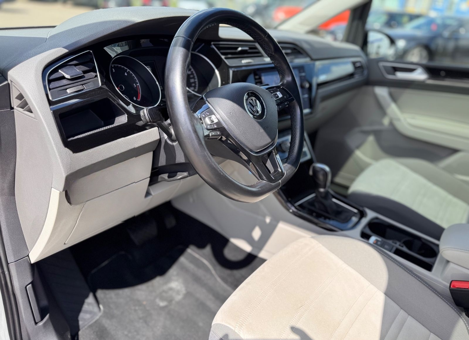 Volkswagen Touran 2.0 TDI DSG Highline foto 13