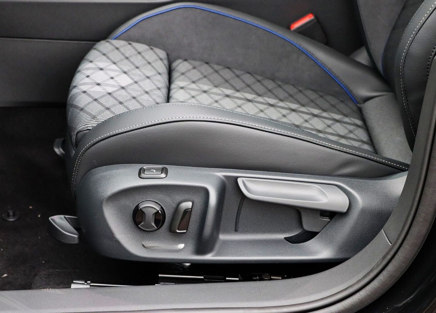 Volkswagen Passat R-Line 1.5 eHybrid OPF DSG PANO/HEAD UP/I foto 13