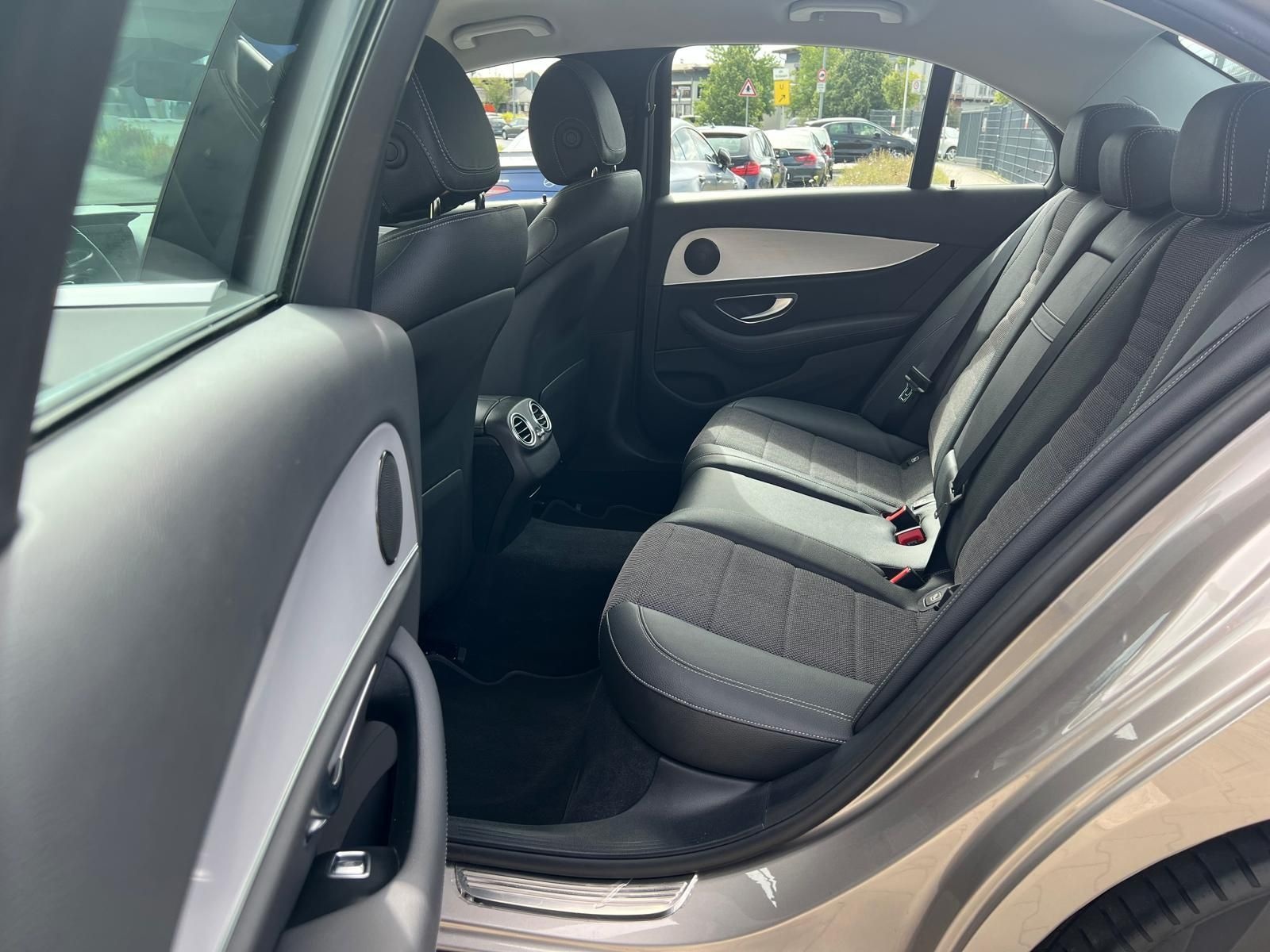 Mercedes-Benz E 220 d Avantgarde Limo Aut. Navi+Led+Kamera+Shz foto 10