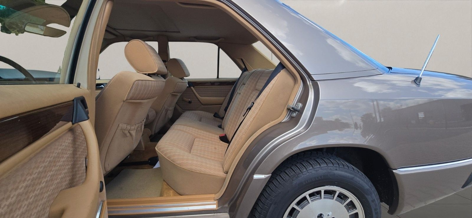 Mercedes-Benz 250 D *ZENTRAL*E-FENSTER*4 GANG AUTOMATIK*H-KEN. foto 14