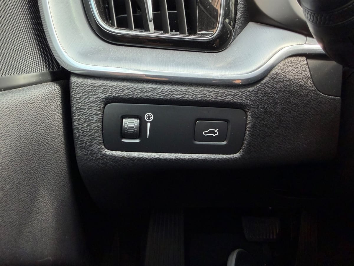 Volvo XC60 Momentum AWD LED Kamera Leder foto 17