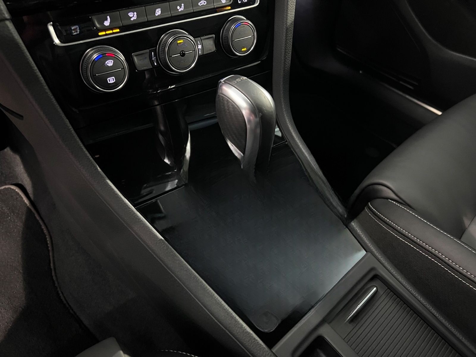Volkswagen Golf 2.0TSI DSG 4MOTION R  2türig DYNAUDIO NAVI foto 25