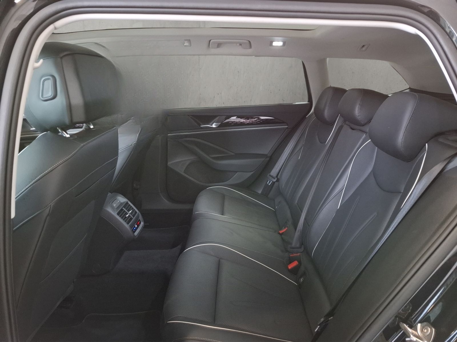 Volkswagen Passat Elegance 2,0 l TDI SCR 4MOTION 14 2 kW (1 foto 13
