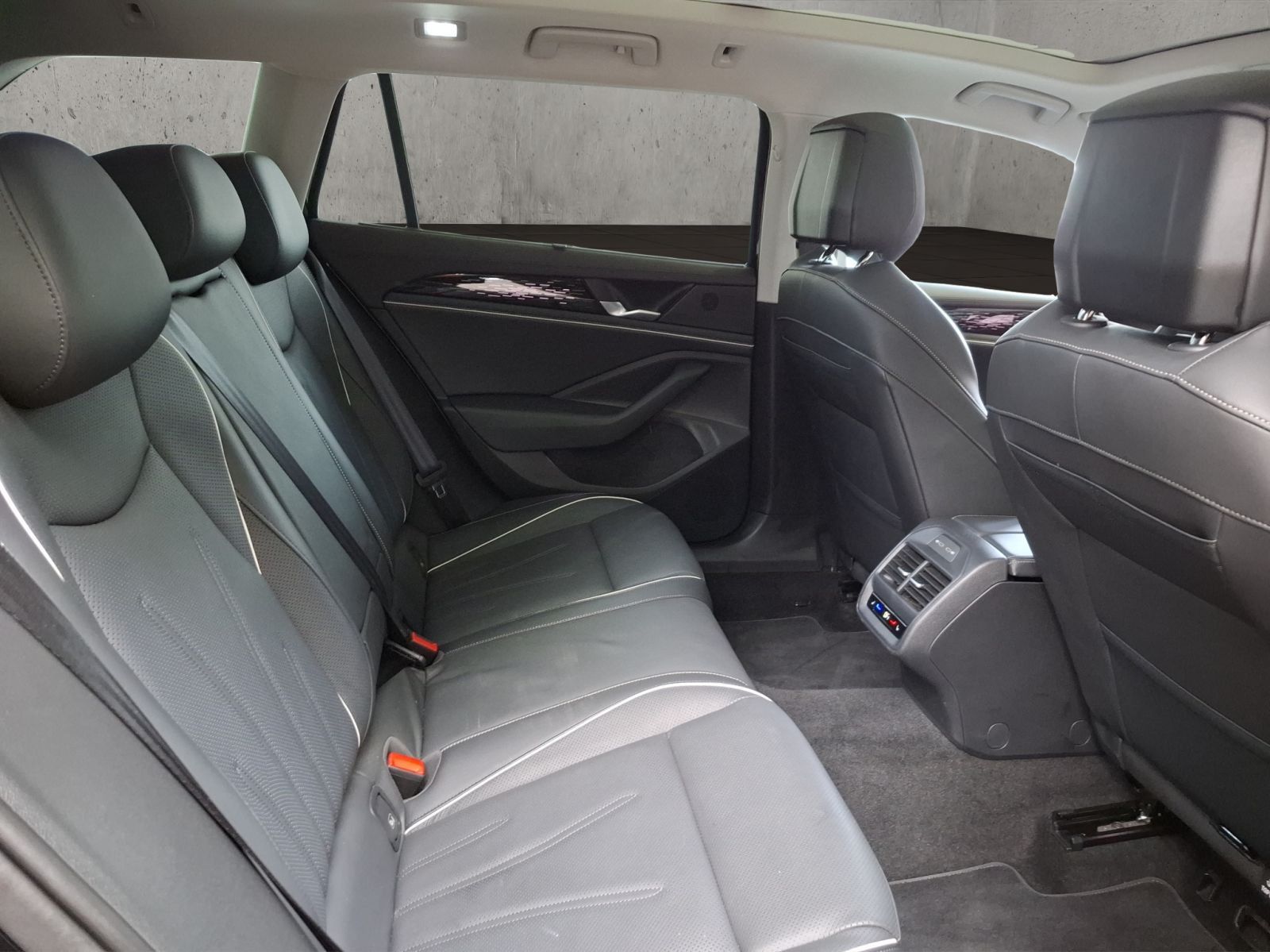 Volkswagen Passat Elegance 2,0 l TDI SCR 4MOTION 14 2 kW (1 foto 18