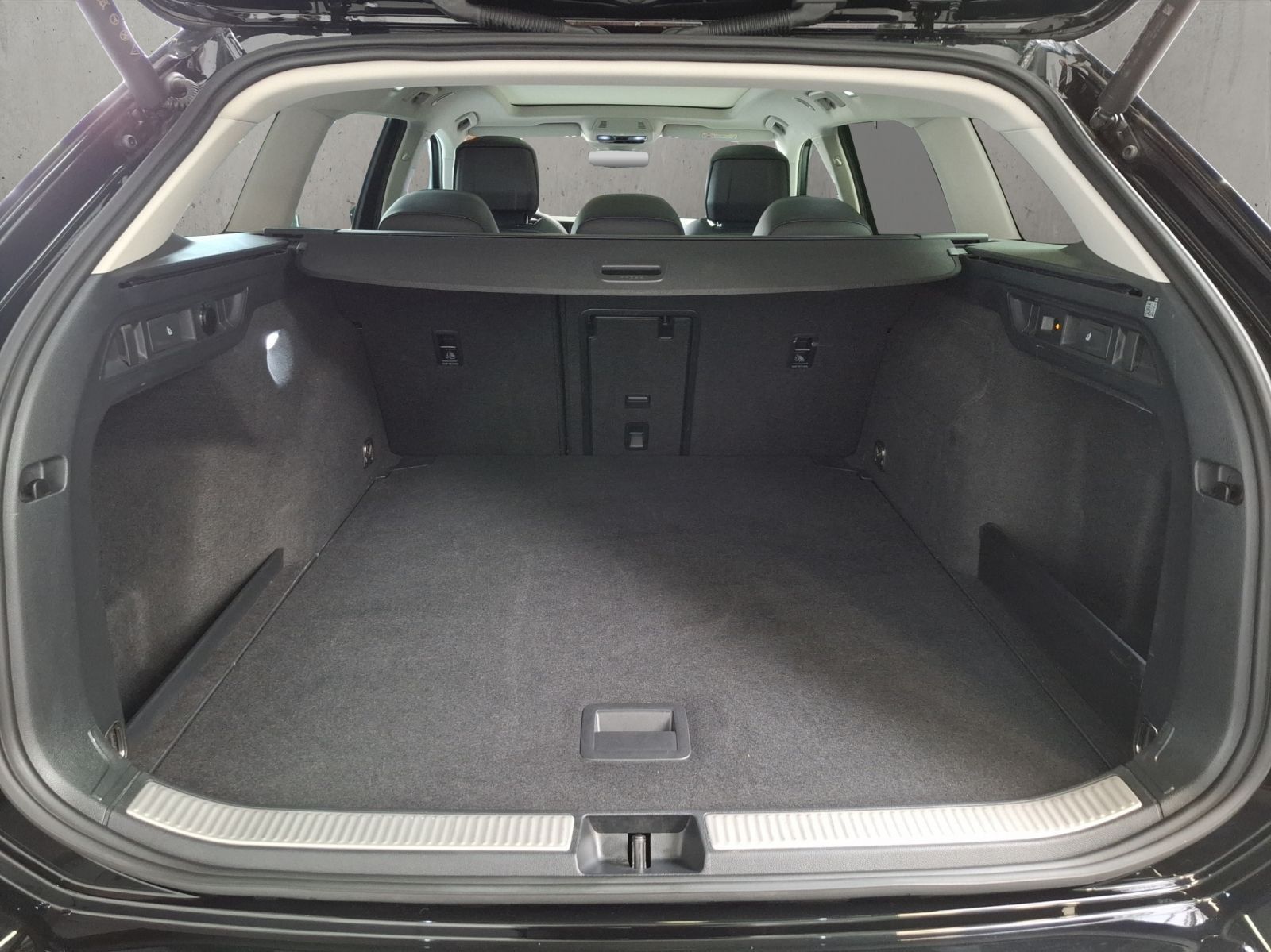Volkswagen Passat Elegance 2,0 l TDI SCR 4MOTION 14 2 kW (1 foto 19