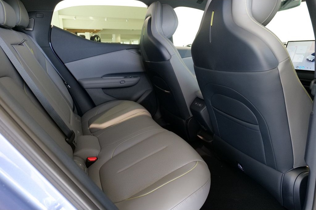 Lynk&Co 02 More PDC SHZ KAMERA NAVI W-LAN ACC PANO foto 13