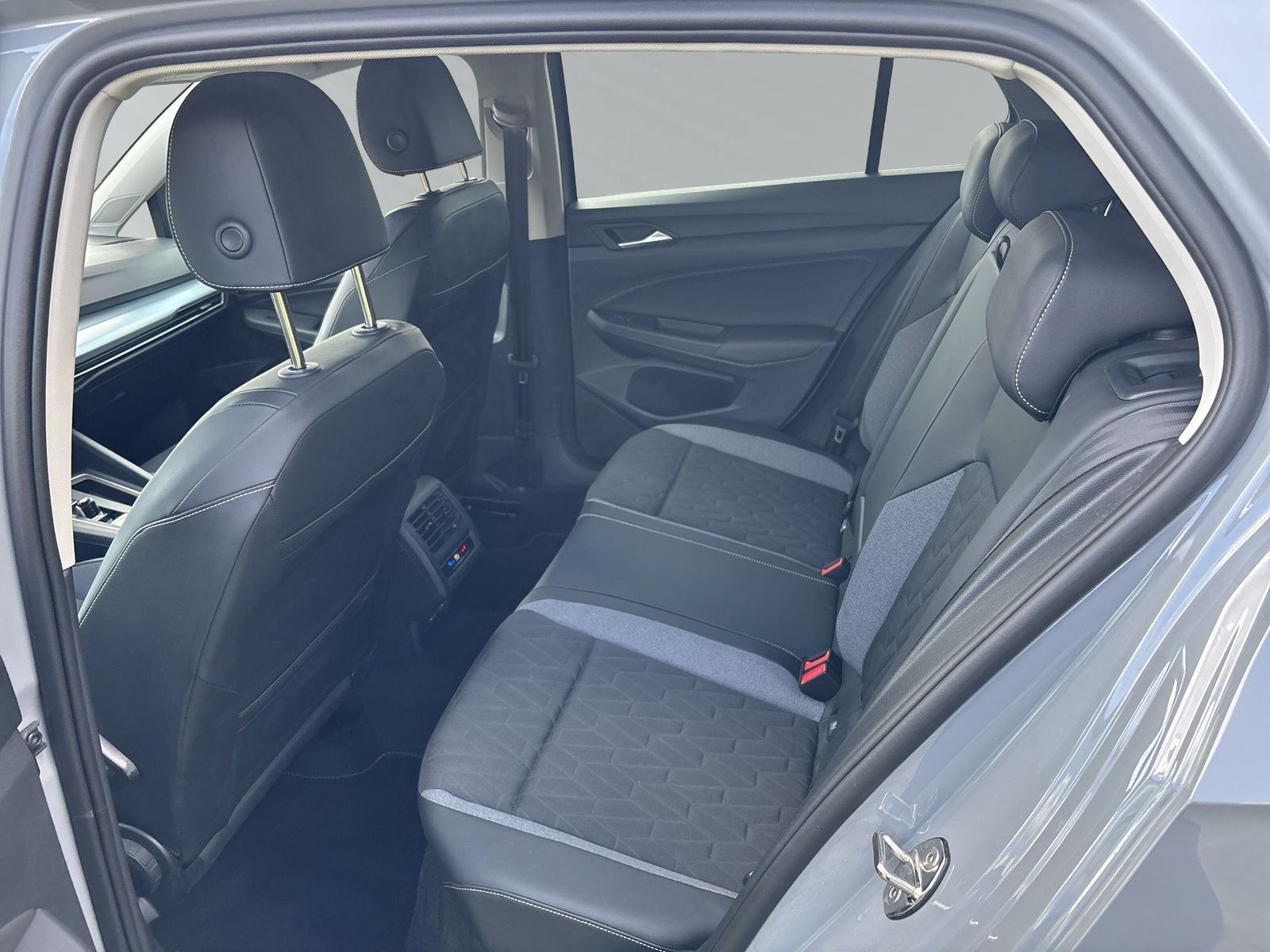 Volkswagen Golf VIII 1.5 eTSI Goal AHKklap+LEDmatr+RFK+WiRä foto 11