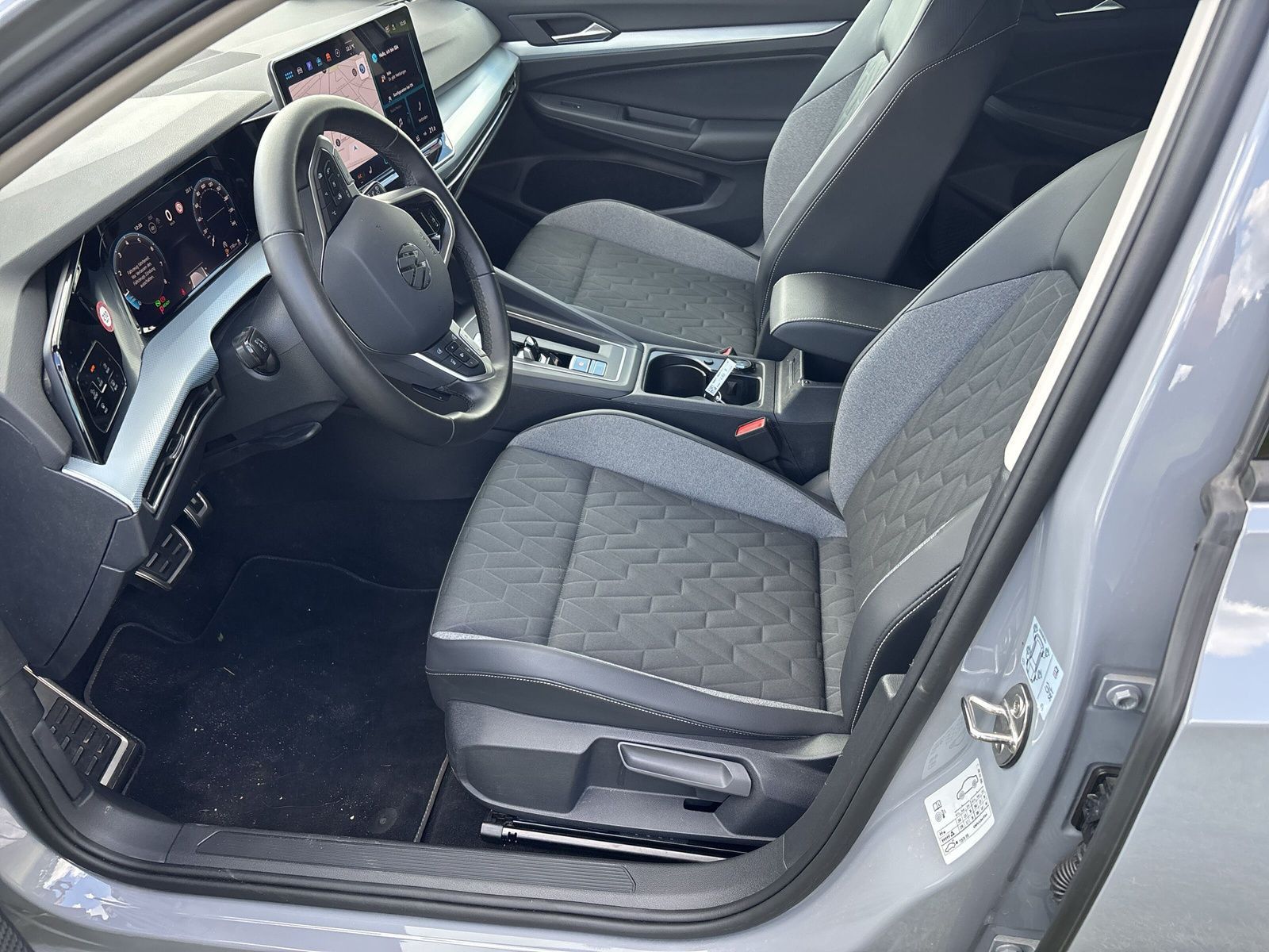 Volkswagen Golf VIII 1.5 eTSI Goal AHKklap+LEDmatr+RFK+WiRä foto 10