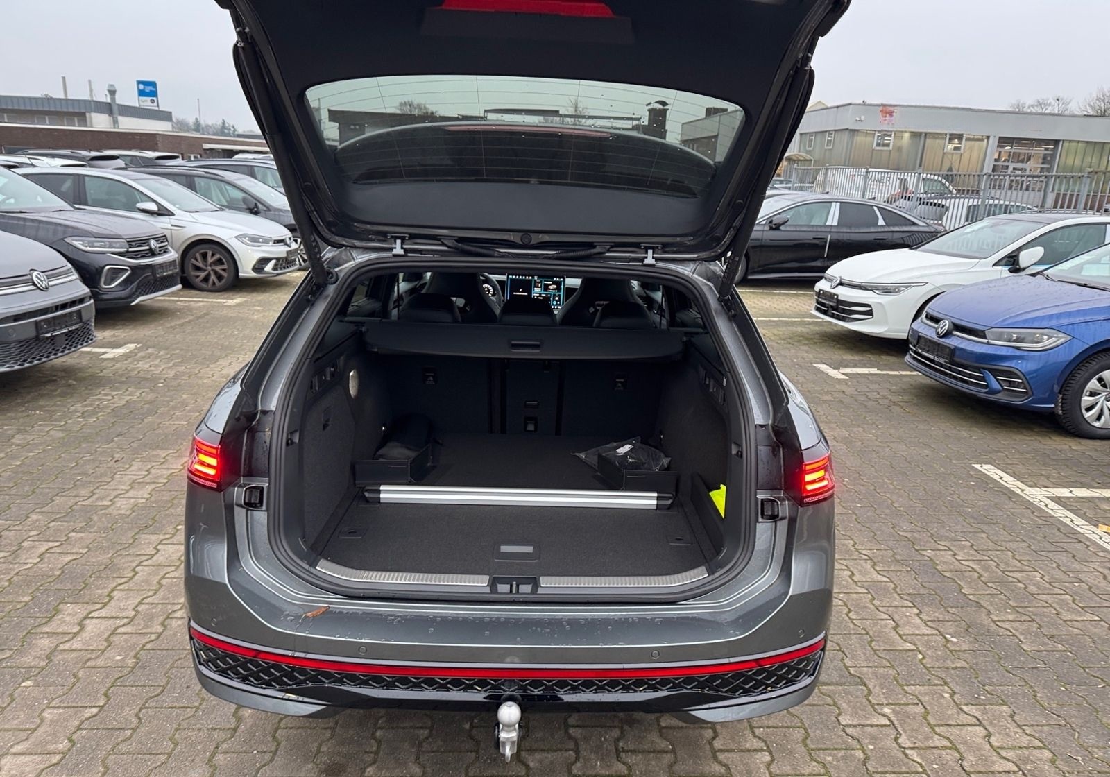 Volkswagen Passat Variant 2.0 TDI DSG R-Line *NAVI*AHK*ALU* foto 15