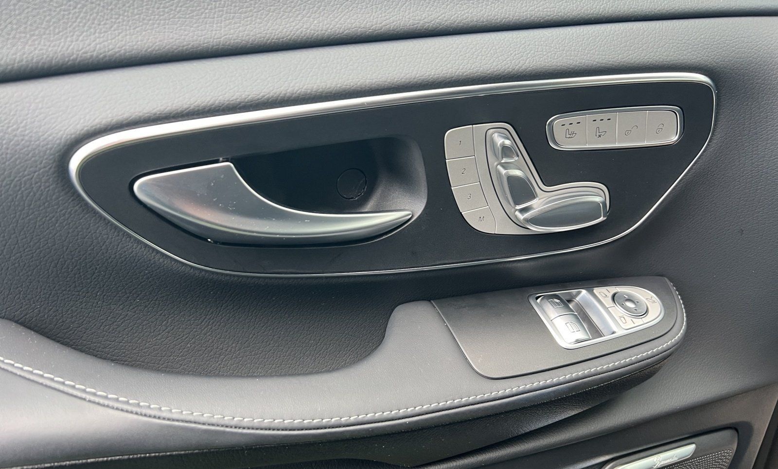 Mercedes-Benz V300d Exclusive Edition AMG AIRMATIC AHK Standhz foto 8