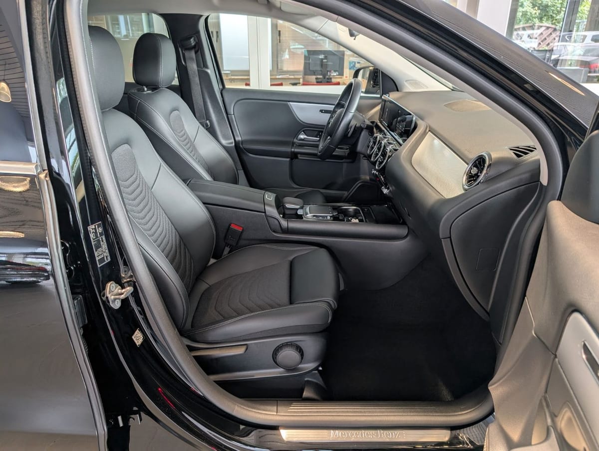 Mercedes-Benz GLA 180 Style DAB Kam BT Sitzh. Navi Park-Assist foto 3
