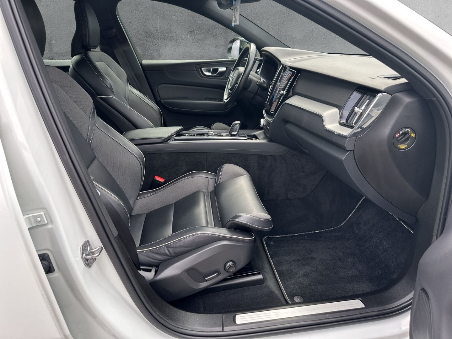 Volvo XC60 R Design 2WD B4 AHK Leder Digitales Cockpit foto 11