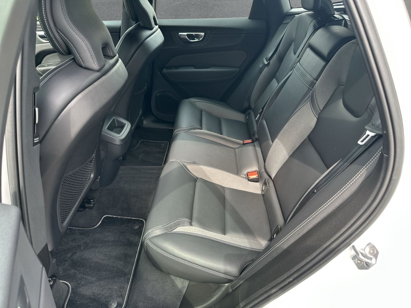 Volvo XC60 R Design 2WD B4 AHK Leder Digitales Cockpit foto 13