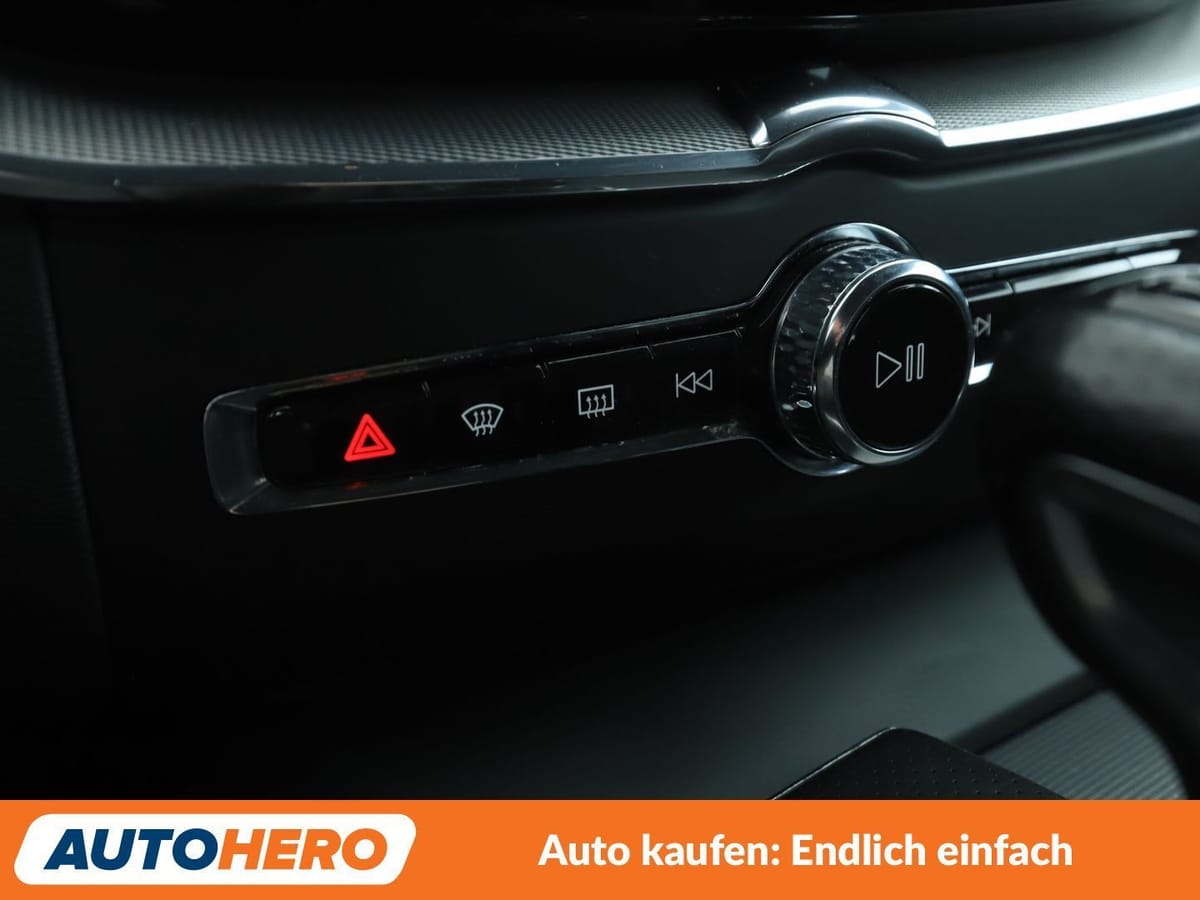 Volvo XC60 2.0 D4 R Design AWD Aut. NAVI LED TEMPO PDC foto 24