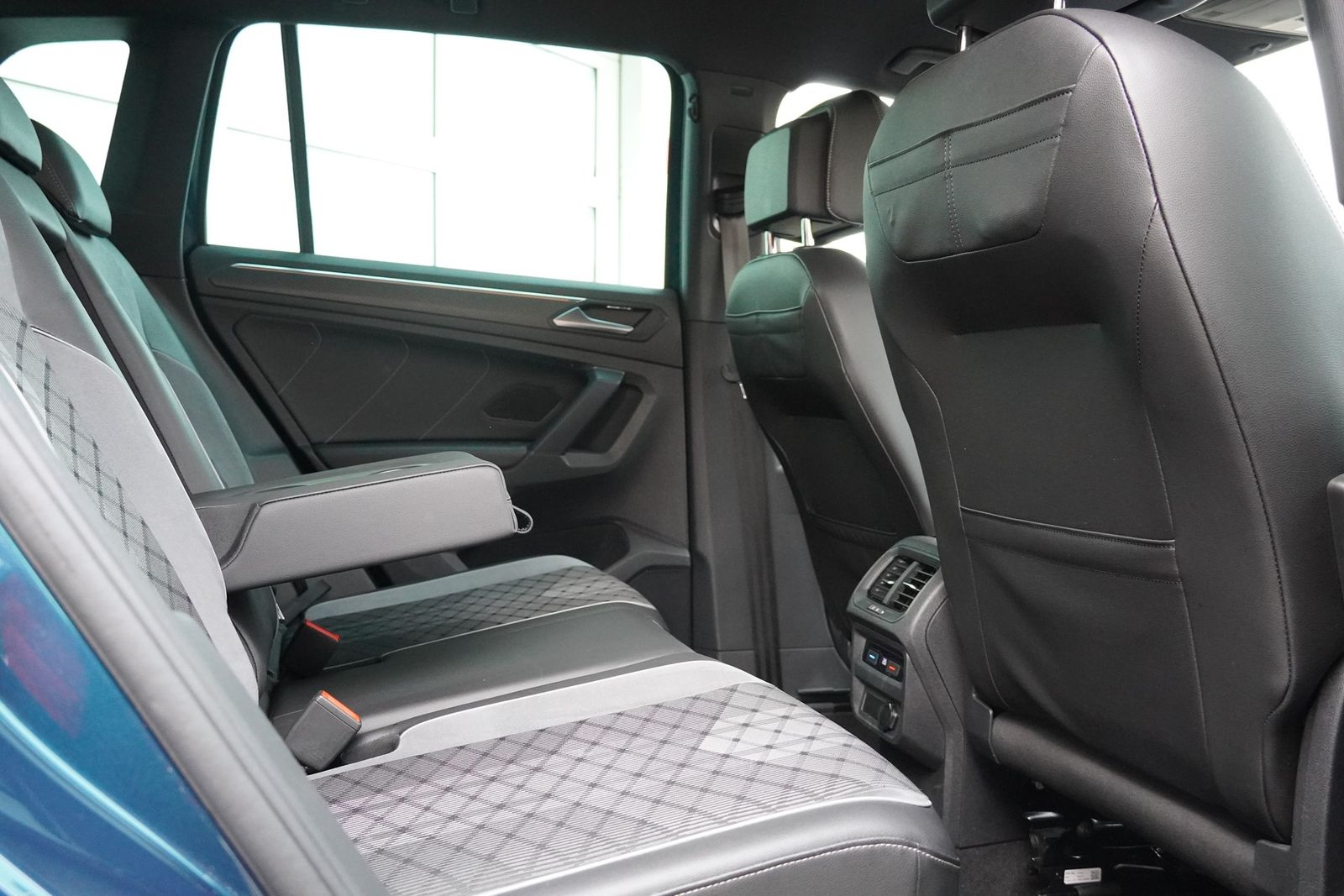 Volkswagen Tiguan 2.0 TDI R-Line 4Motion LED ACC DCC Navi foto 24