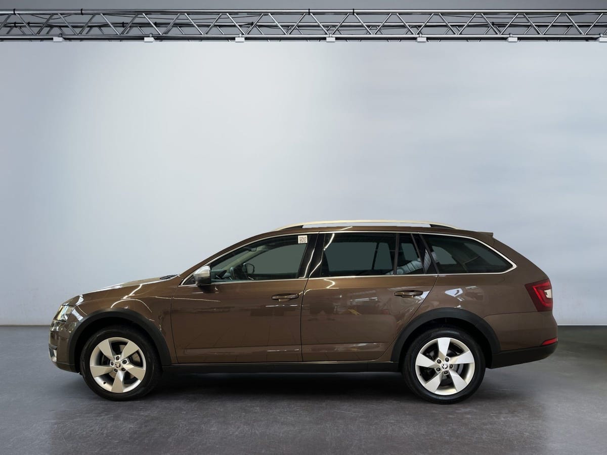 Skoda Octavia Combi Scout 2.0TSI DSG 4x4 AHK Klima PDC foto 3