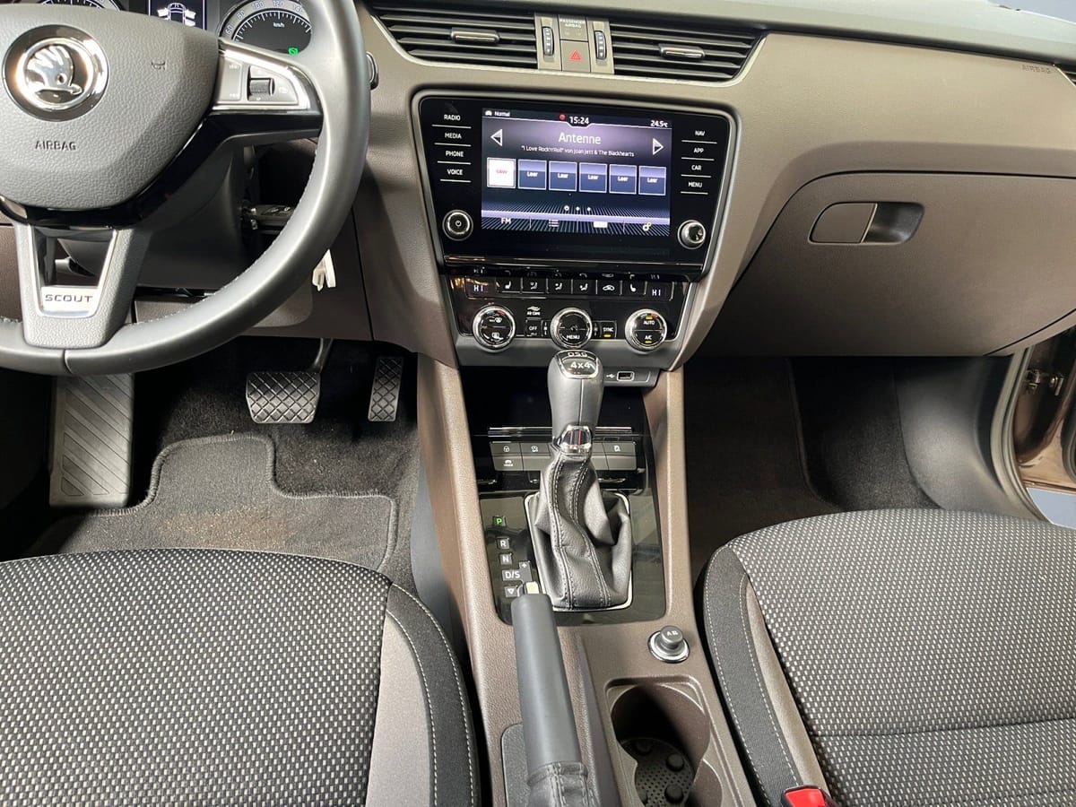 Skoda Octavia Combi Scout 2.0TSI DSG 4x4 AHK Klima PDC foto 9