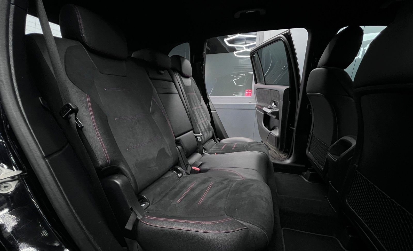 Mercedes-Benz GLB 220d 8G AMG NIGHT DIST+LENK AUGR KAM LED AHK foto 18