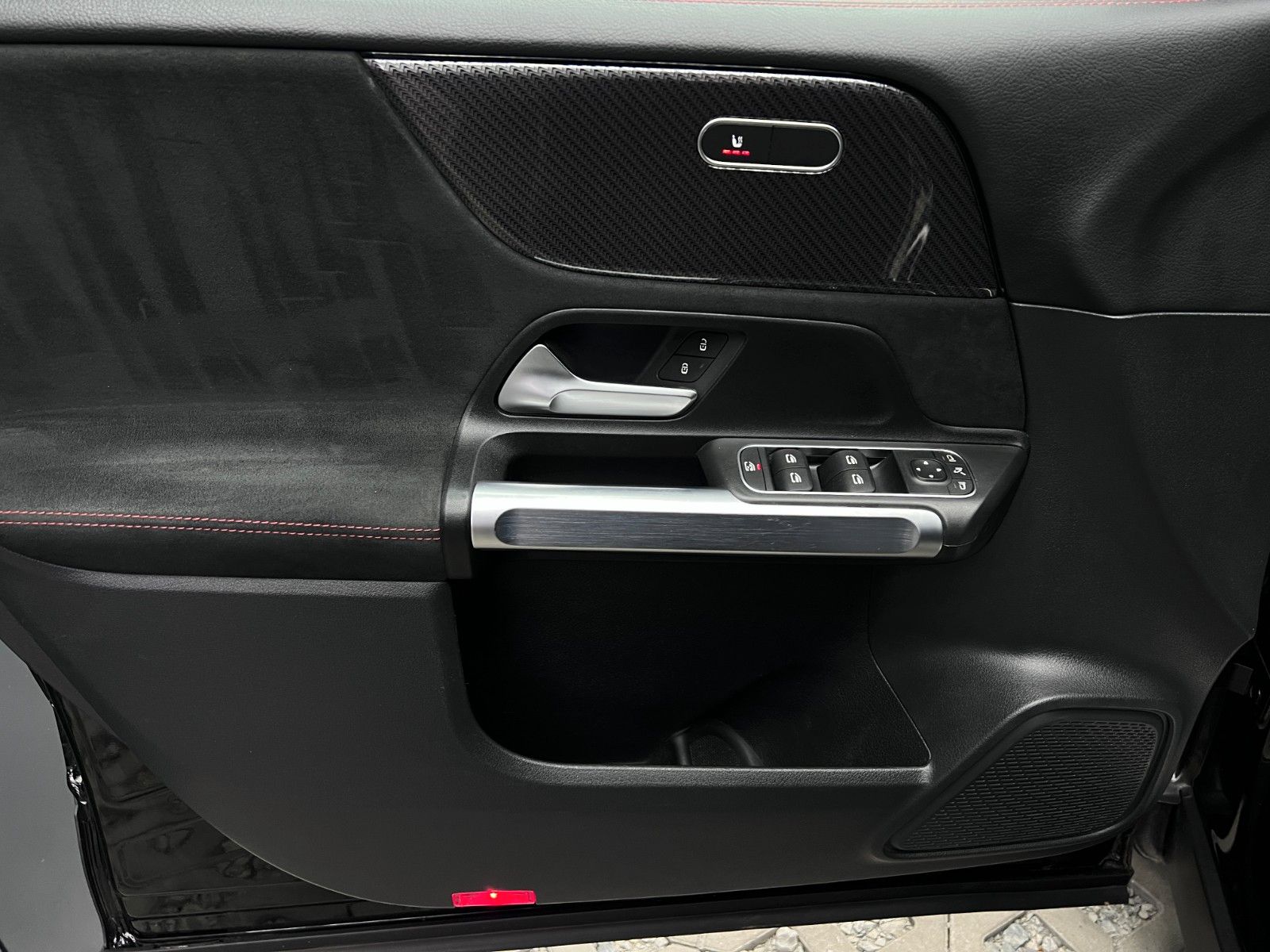 Mercedes-Benz GLB 220d 8G AMG NIGHT DIST+LENK AUGR KAM LED AHK foto 24