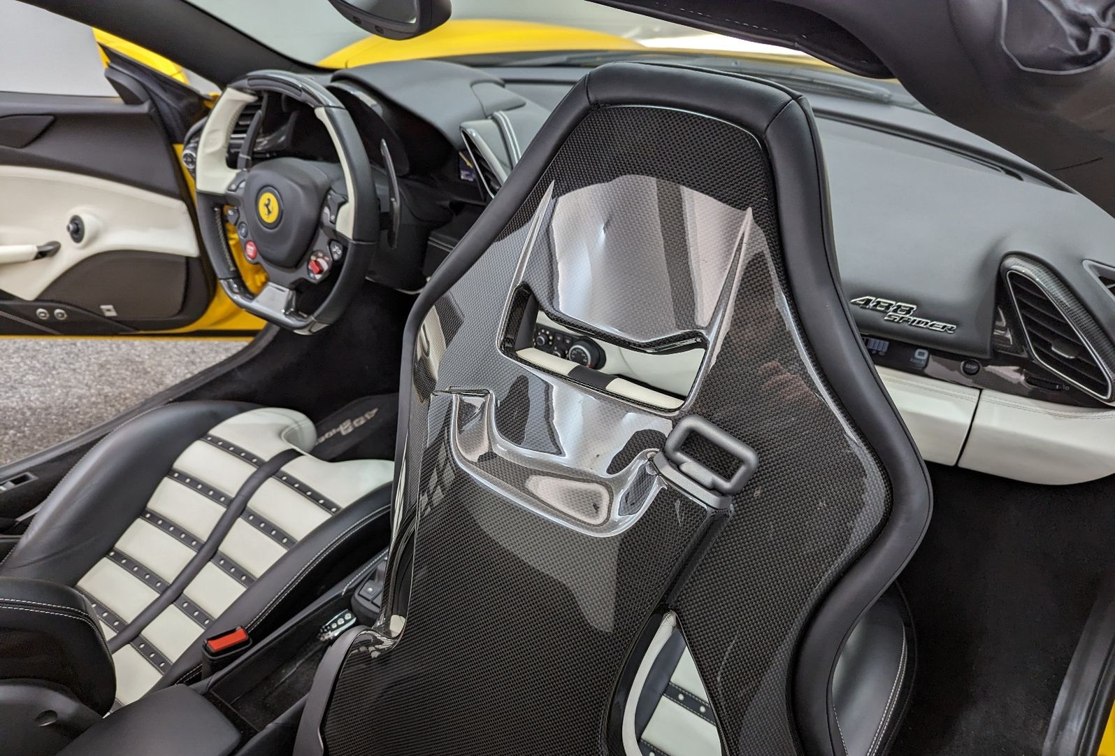 Ferrari 488 Spider ATELIER*CARBONFUL*RACINGSEAT*CAPRISTO foto 12