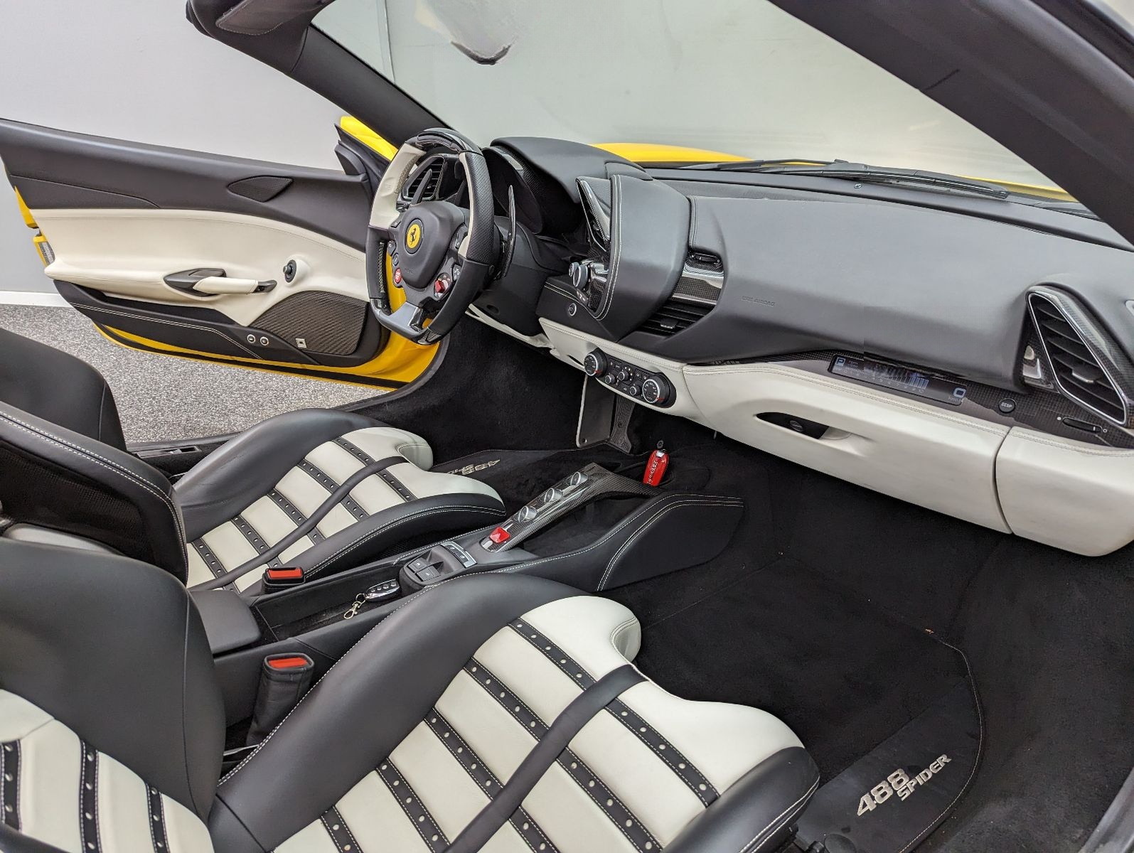 Ferrari 488 Spider ATELIER*CARBONFUL*RACINGSEAT*CAPRISTO foto 13